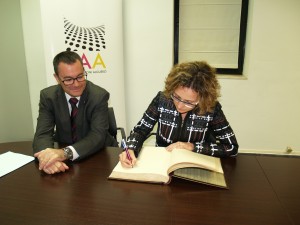 Consellera d'Ensenyament signant llibre d'honor